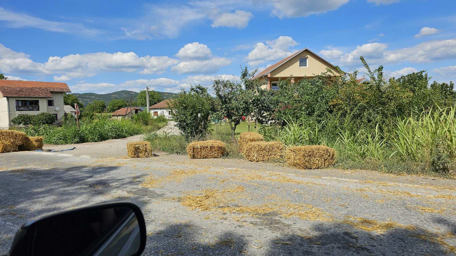 Bale sena na putu u Ratini kod Kraljeva: Vozači apeluju na traktoriste da bolje obezbede teret